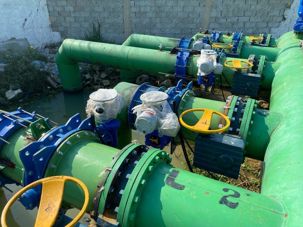 Tubulações industriais com válvulas e atuadores instalados
